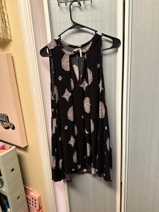 Free People Dresses & Skirts - Free People Black Medallion Print Keyhole Sleeveless Swing Dress XS